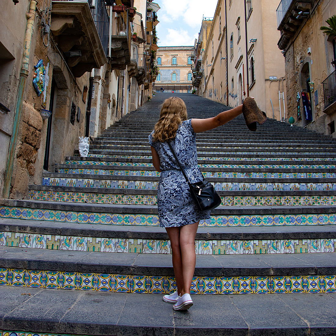  Catania
- ragazza-scalinata-caltagirone.jpg
