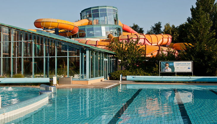 bg wonnemar wismar außenansicht rutschenturm pool