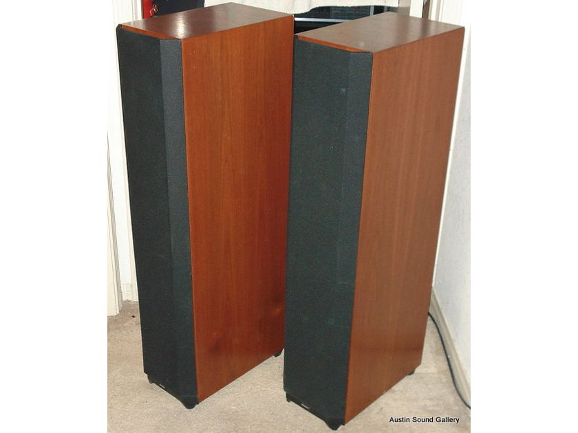 Boston Acoustics Lynnfield series VR 40 Rich Walnut veneer, immaculate condition