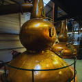 Salle de distillation avec deux alambics traditionnels Pot Stills de la distillerie Pulteney dans les Highlands du nord-ouest d'Ecosse