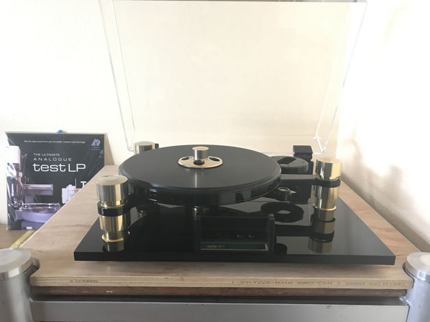 ORACLE DELPHI MK.IV GOLD and BLACK TURNTABLE