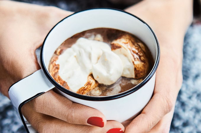Chocolat chaud, crème fouettée à l'abricot