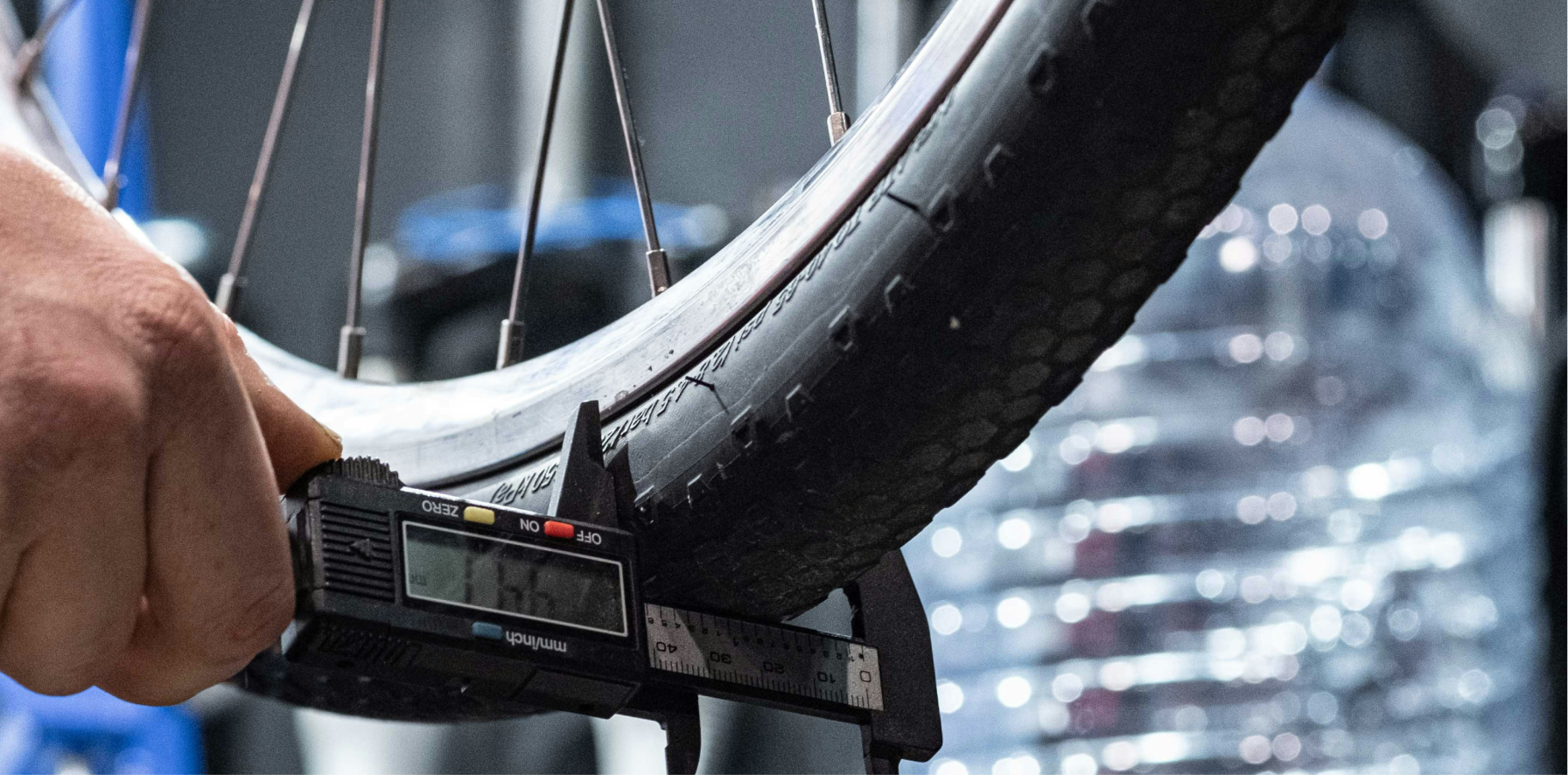 cambiando el neumatico de la bicicleta