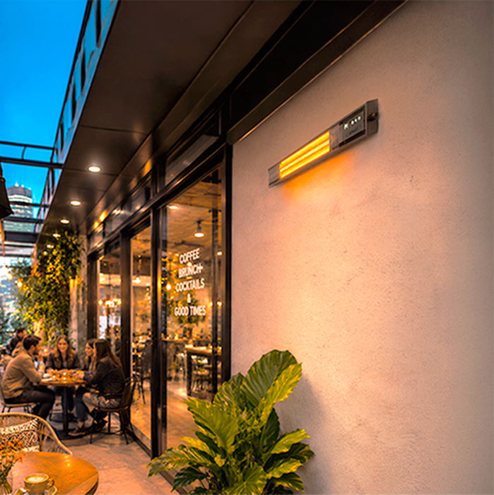 Calefactor de terraza de muro ANWO instalado en la fachada exterior de una cafetería
