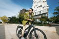 Cycliste à vélo électrique en centre-ville