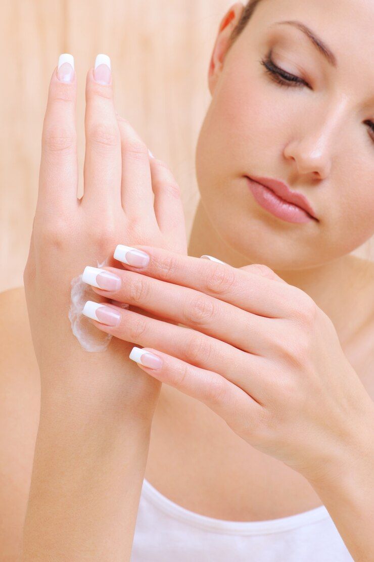 Choosing the perfect lip balm requires a nuanced comprehension of your specific lip care requirements. Understand your lip care needs can help you make an informed decision: