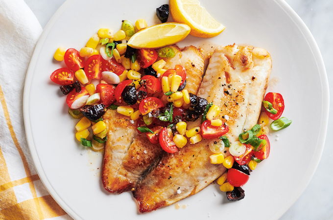 Tilapia poêlé, salade de maïs et de tomates cerises
