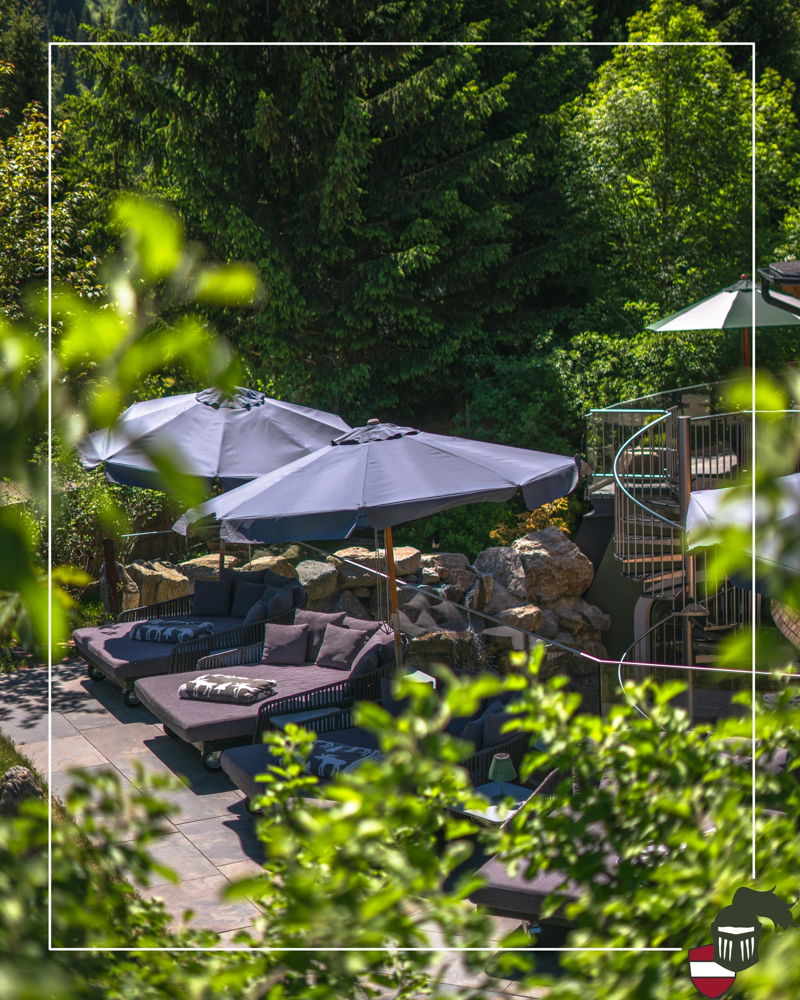 ☀️ Sommer. Sonne. Entspannung. 🌿

Den Alltag hinter sich lassen, die Sonne auf der Haut spüren und inmitten unseres Gartens zur Ruhe kommen. Zwischen gemütlichen Liegen, frischer Bergluft und dem beruhigenden Rauschen der Natur wird jeder Moment zum 