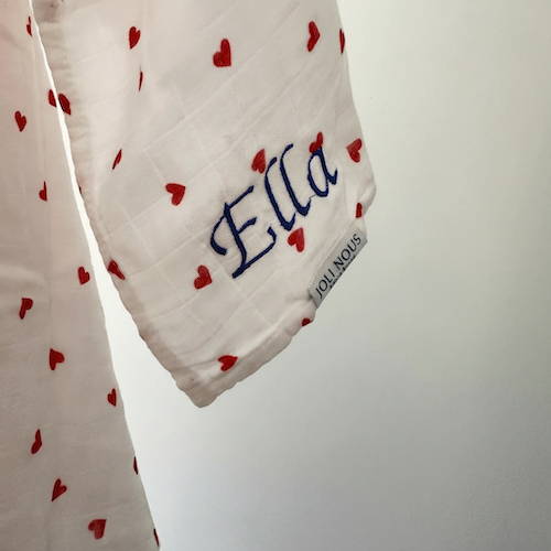 Attache-tétine personnalisation élégant de la marque suisse 'Joli Nous', un accessoire premium pour bébé, alliant design raffiné et qualité exceptionnelle