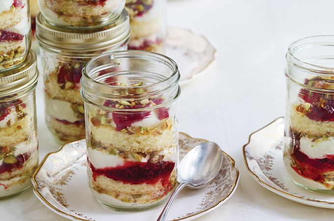 Desserts de Noël en pot (canneberges, framboises, mascarpone et pistaches)