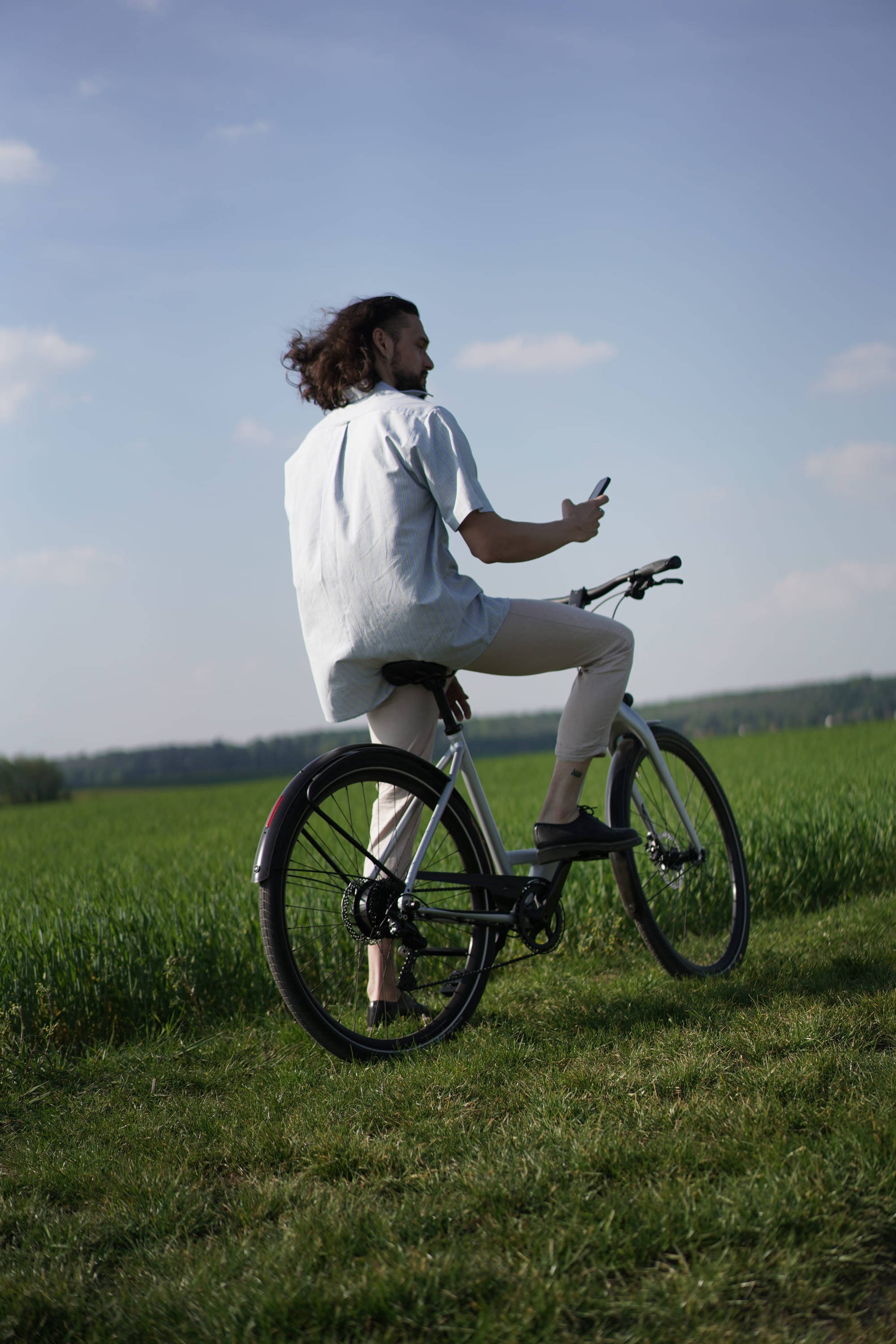 Een fietser op een elektrische fiets die een fietsapplicatie op zijn smartphone gebruikt.