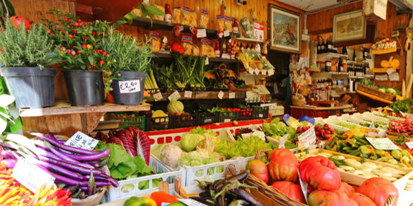 Market tour and Vegetarian Dining experience in Naples