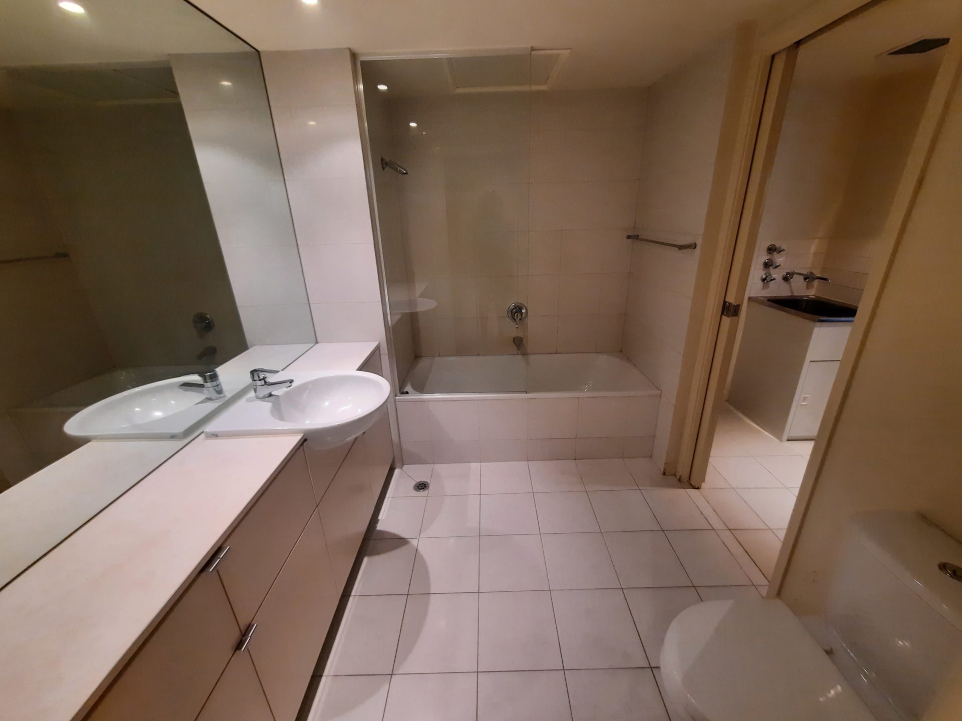 FOR RENT- Executive living in the celebrated Clarendon Towers!!! - Image 8