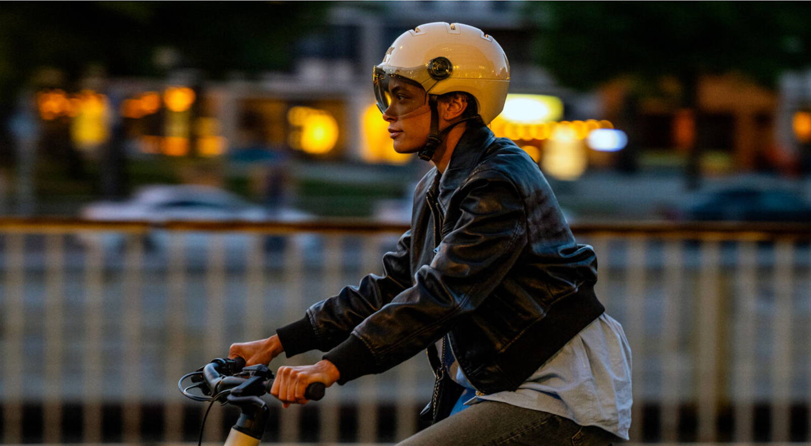 Une femme se promène à vélo avec son casque Kask 