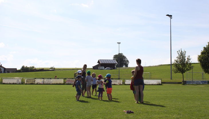 kids in munich kinder auf rasen
