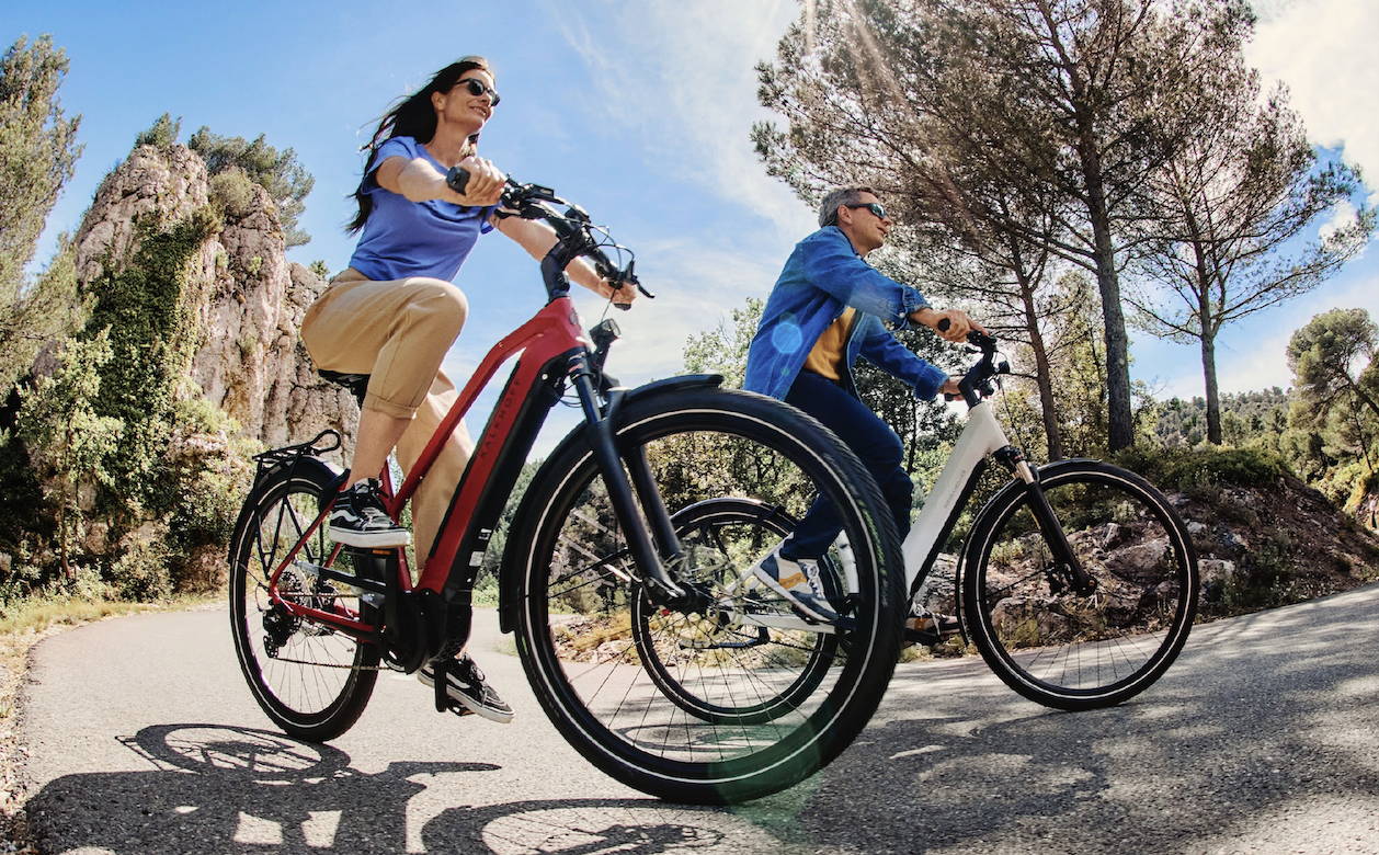 Deux personnes sur deux vélos électriques en balade dans la forêt