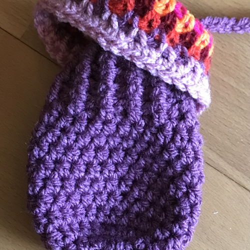 Luvas de bebê explosão de cores com padrão de crochê