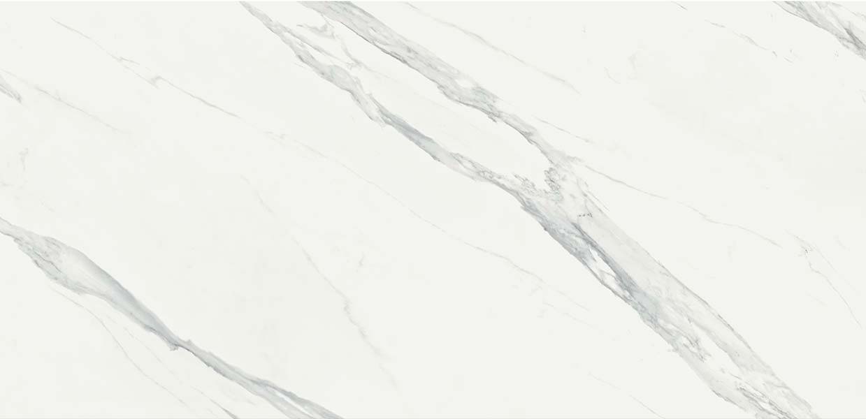 Dekton Natura: Dekton Natura Muster, polierte Keramik in weißer Marmor-Optik mit grauer Maserung.