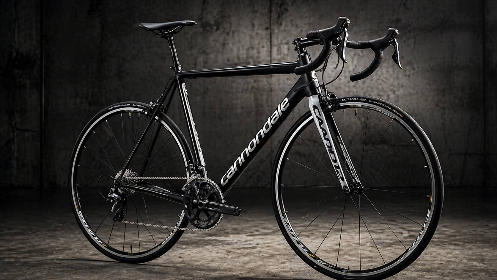 Cannondale CAAD12 racefiets in stoere industriële setting, zwarte aluminium klassieker voor artikel over de beste tweedehands racefietsen.