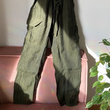 Olivgrüner Overall von Zara