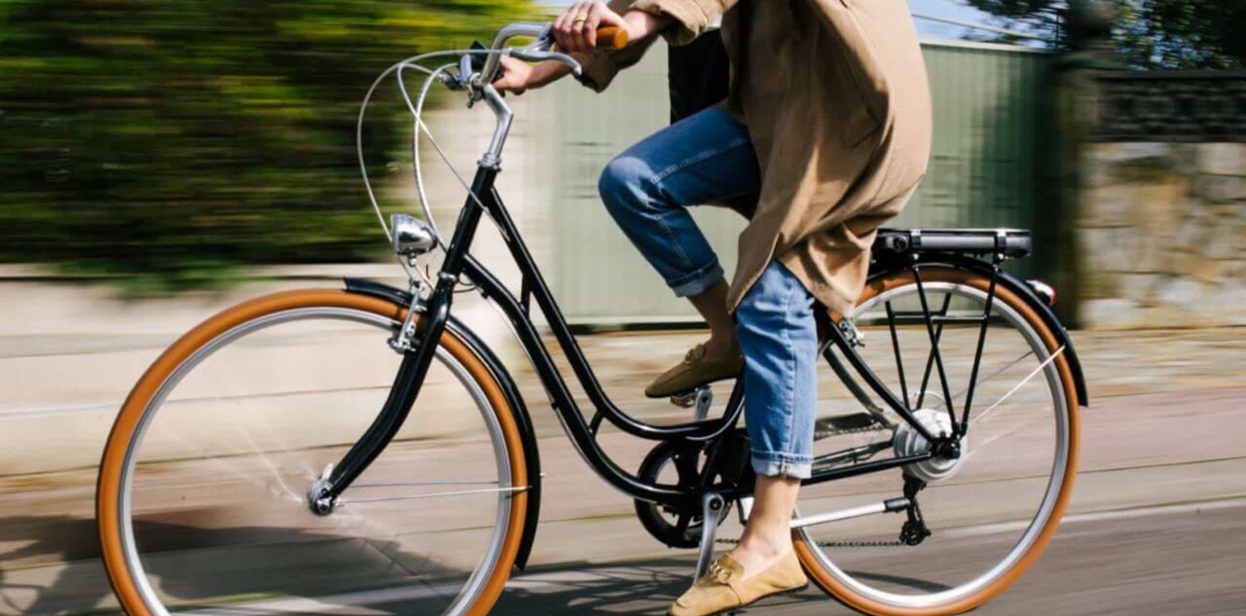 Imagen de recurso de una persona sobre una e-bike.