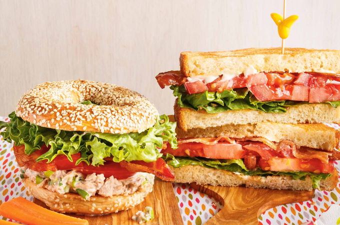 Sandwich BBLTT (Bagel-Bacon-Laitue-Thon-Tomate)