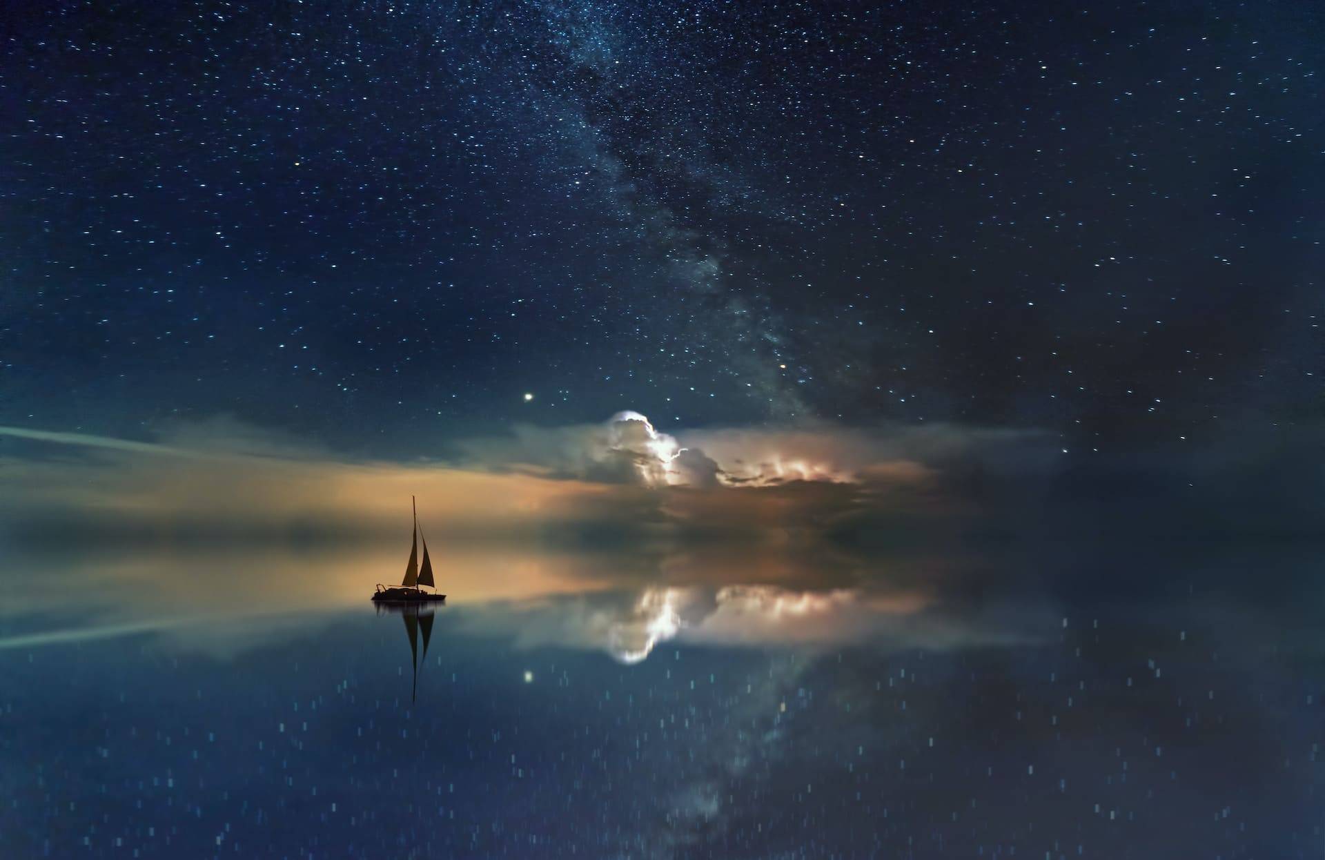 barca su un mare limpido, cielo stellato. Foto scattata con una fotocamera reflex. Ottima qualità