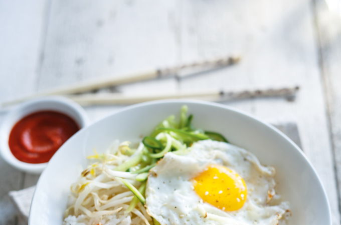 <i>Bibimbap</i> (bol coréen de riz, de légumes, d’oeuf et de boeuf)