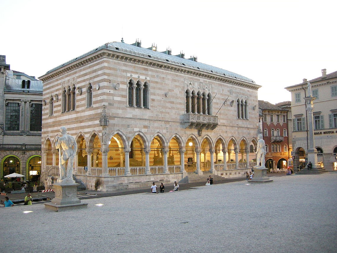  Siracusa
- Udine,_loggia_di_lionello_04.JPG