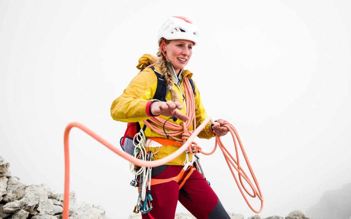 Bianca Schöferle bei der Sicherungstechnik am Berg