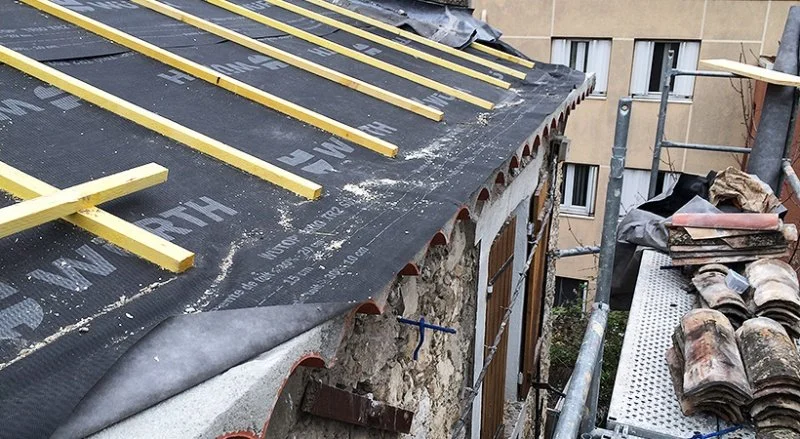 Rénovation de la couverture en tuiles romanes à Menton — photo 33 sur 34 — CEG TOITURE