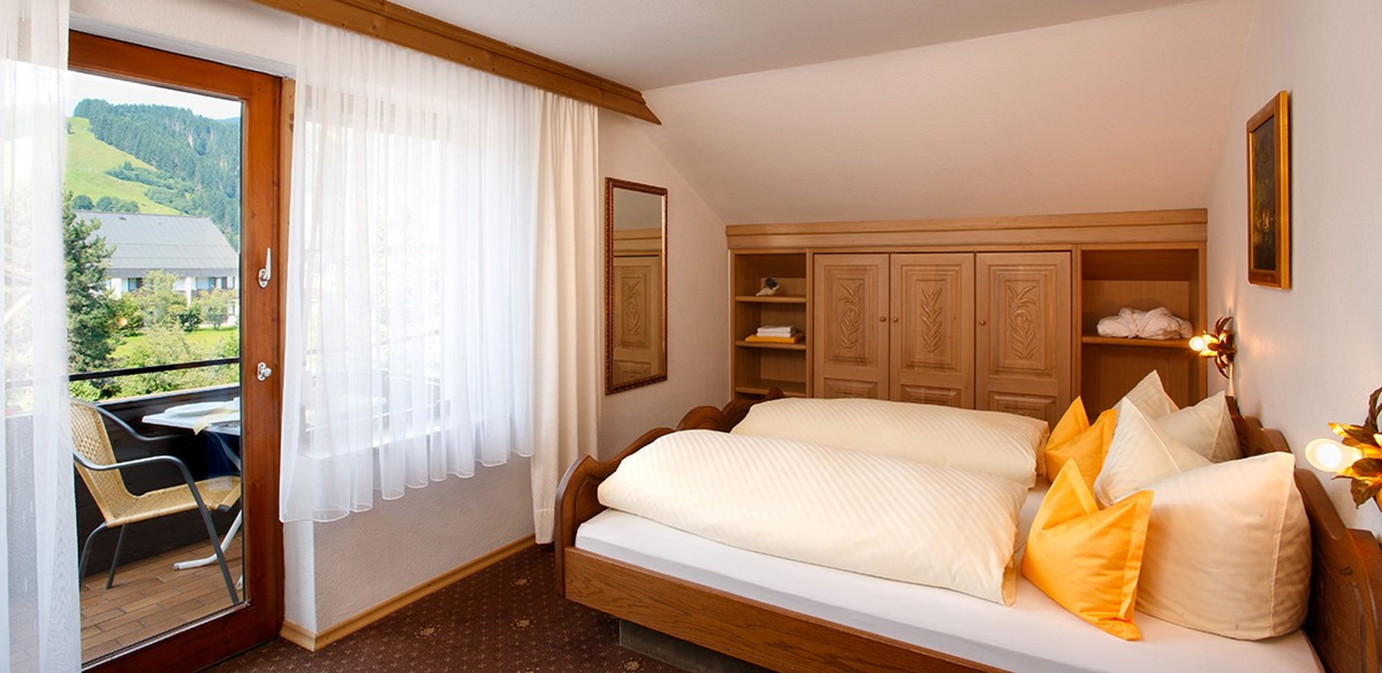 Rustikales Schlafzimmer in der 60m² Ferienwohnung in Pfronten mit Balkon und Bergblick