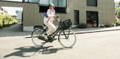 Gazelle Paris C7 elektrische stadsfiets met lage instap, afgebeeld in zijaanzicht op neutrale achtergrond, met Bosch middenmotor, gesloten kettingkast, verende voorvork en zadelpen, MIK-bagagedrager en spatborden – gericht op comfortabel dagelijks gebruik en woon-werkverkeer.