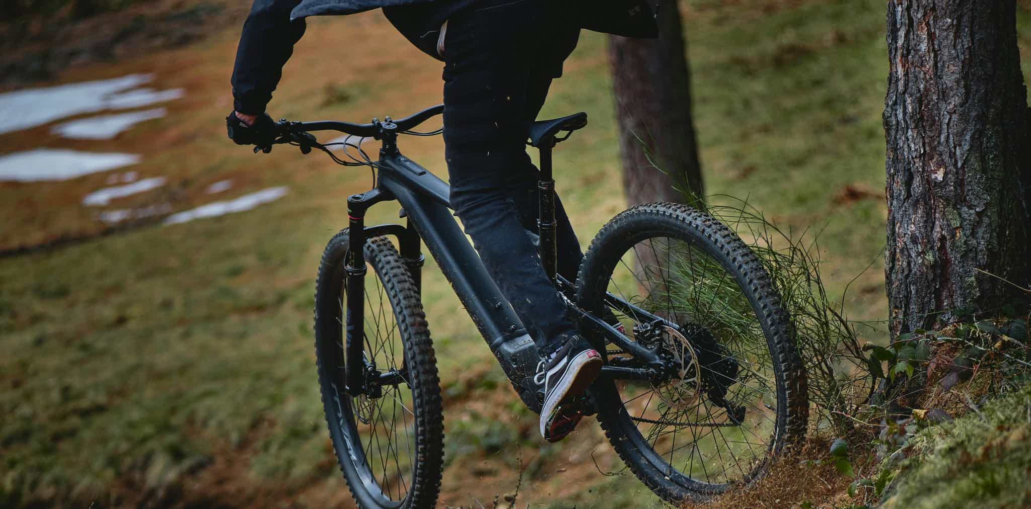 mujer en ruta de bicicleta reacondicionada electrica de montaña viendo el panorama