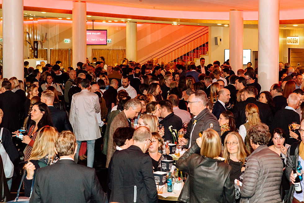  Berlin
- Im Foyer des Kinos genossen die mehr als 1.000 Gäste Champagner, Cocktails und Fingerfood.