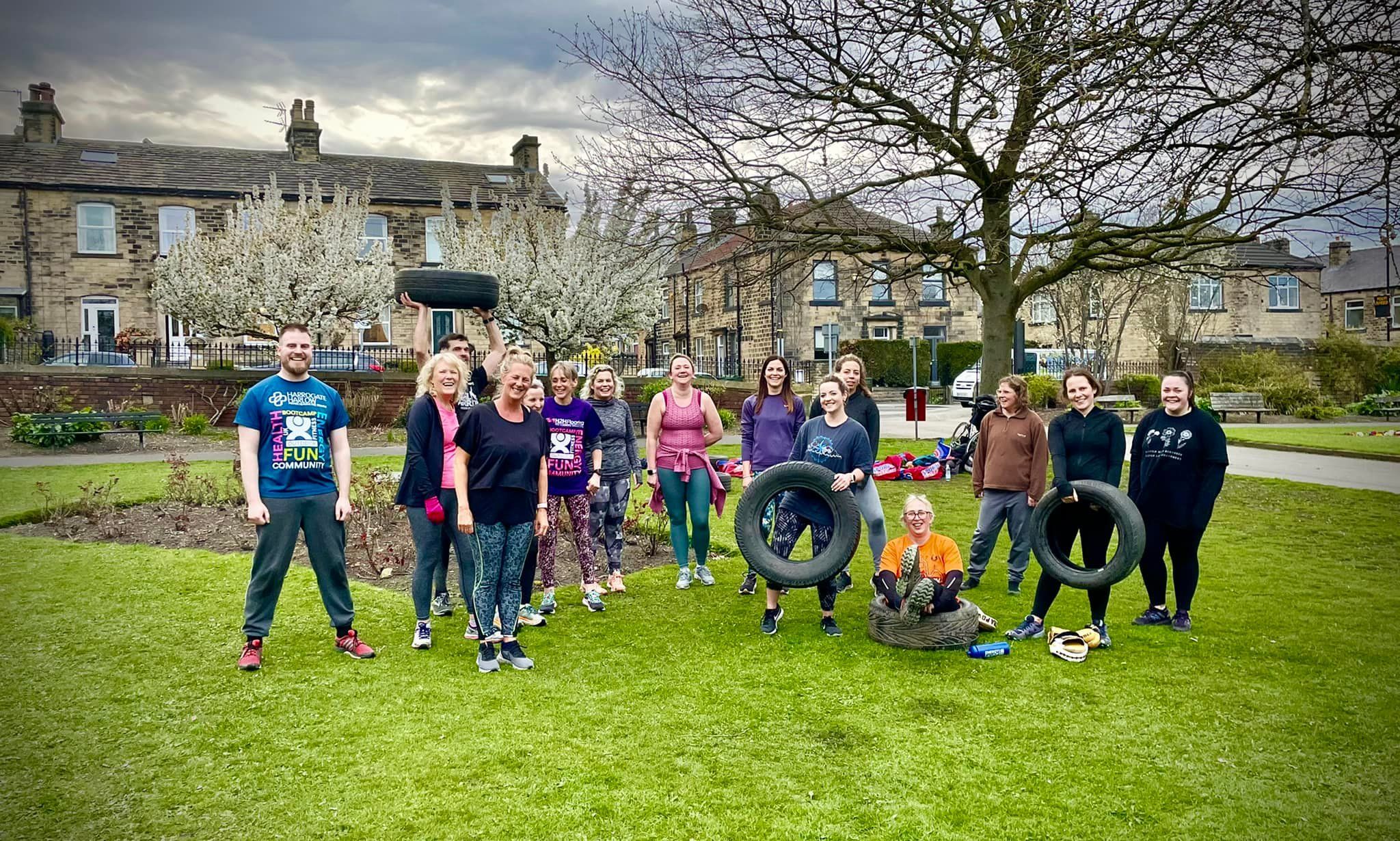 What are the benefits of exercising in a group outdoors? 's Image