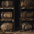 Chai Racked Warehouse rempli de fûts de whisky en bois dans la distillerie Isle of Jura sur l'île de Jura dans les Hébrides intérieures d'Ecosse