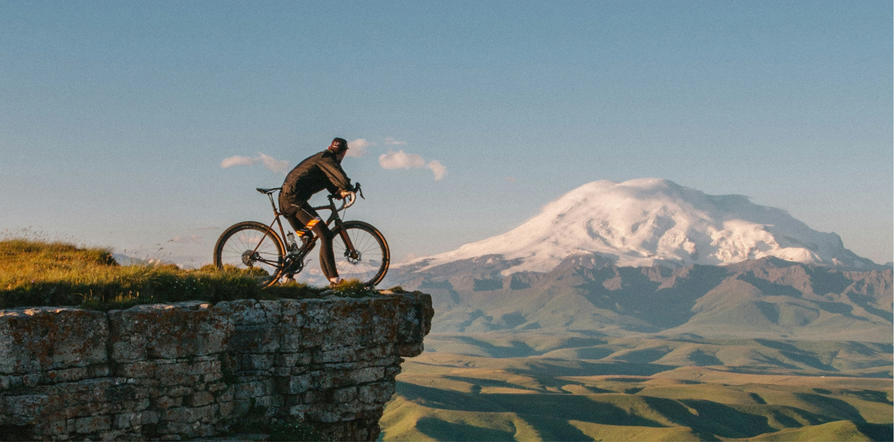 ciclistas contemplando la vista de la montaña en su ruta con bicicleta electrica gravel
