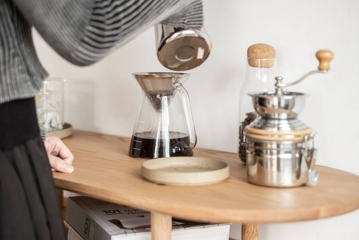 天板の上でコーヒーを淹れる手元