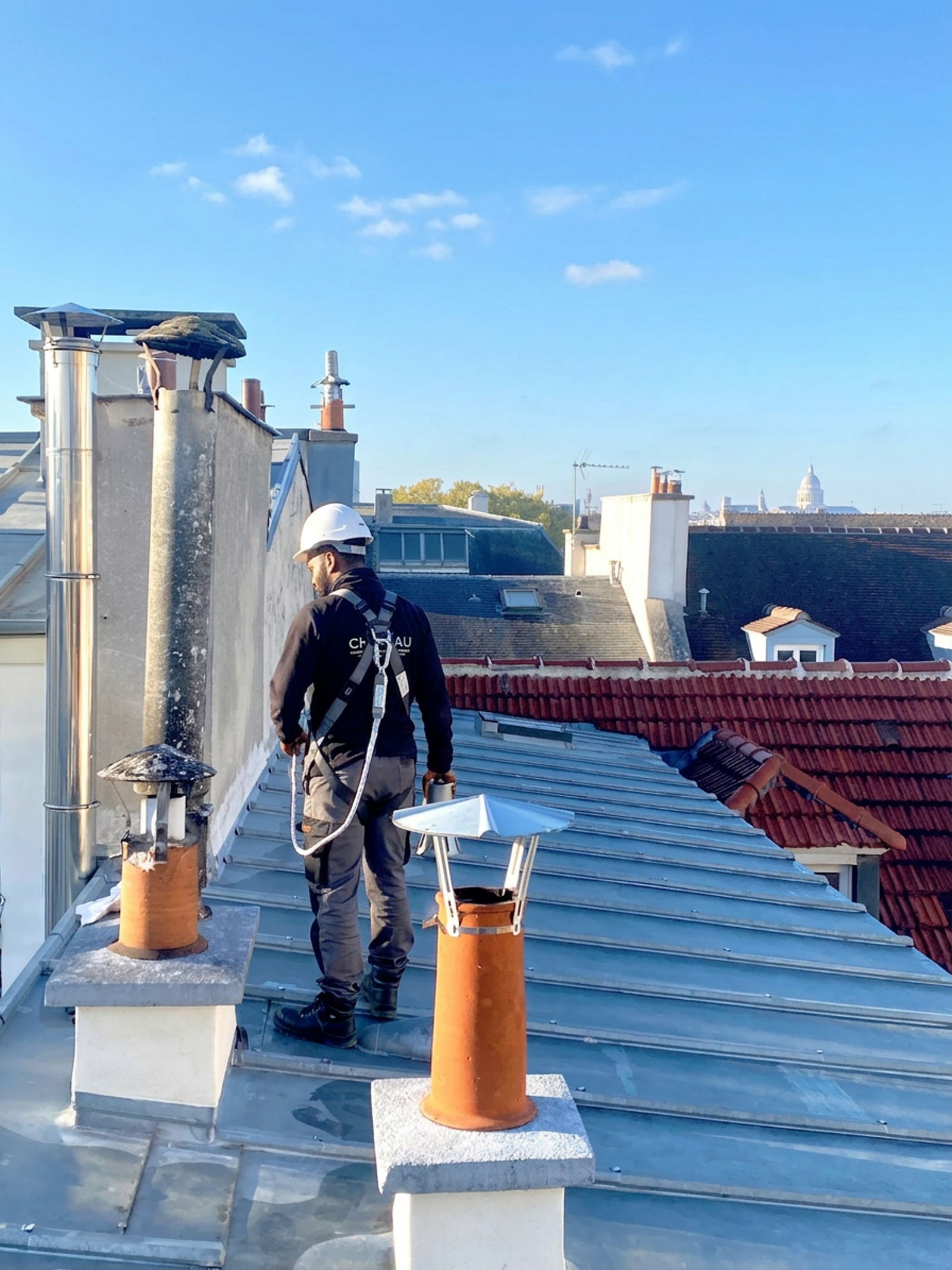 Intervention en couverture par accès sur corde à Paris