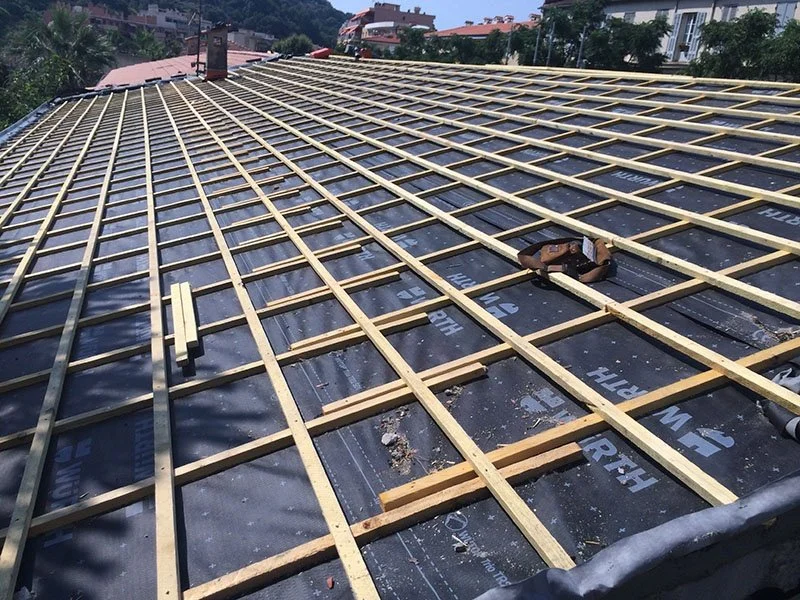 Réfection de la toiture de l’école de Menton en tuiles romanes — photo 3 sur 9 — CEG TOITURE