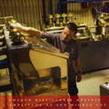 Stillman travaillant sur son spirit safe à la distillerie Dalmore dans le nord-ouest des Highlands d'Ecosse 