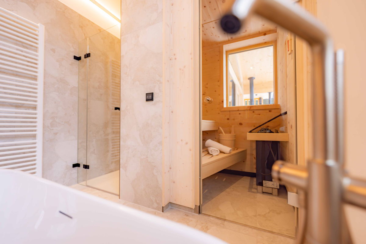 Badezimmer mit begehbarer Dusche im Apartment Hochsitz.