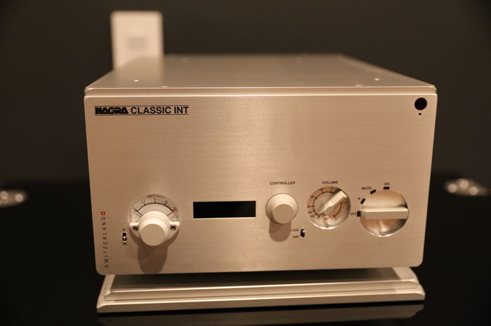 Några Integrated amp for sale, less than 20 hours use