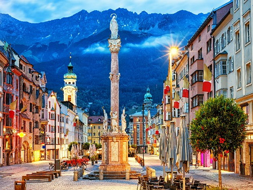  Kitzbühel
- Die schöne historische Stadt Innsbruck am Abend.