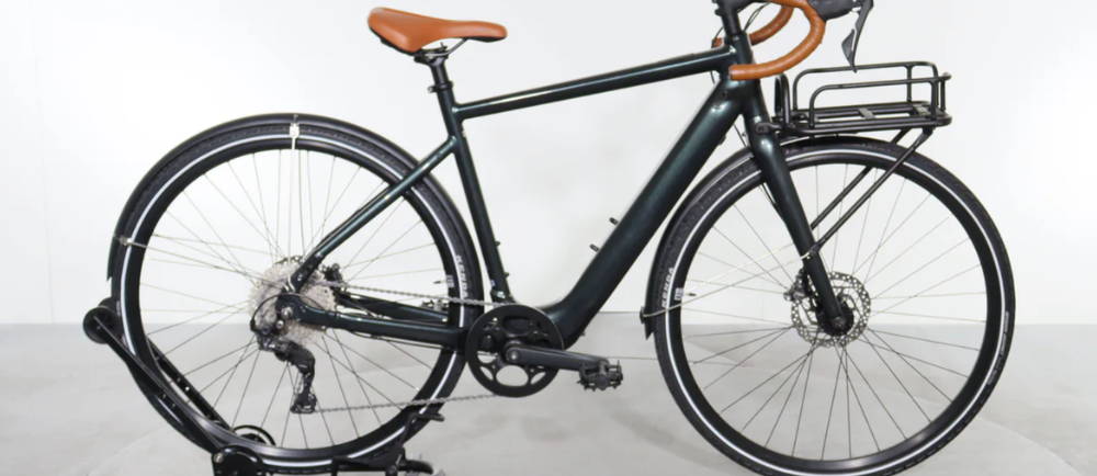 a black Momentum Voya E+ 1 electric city bike