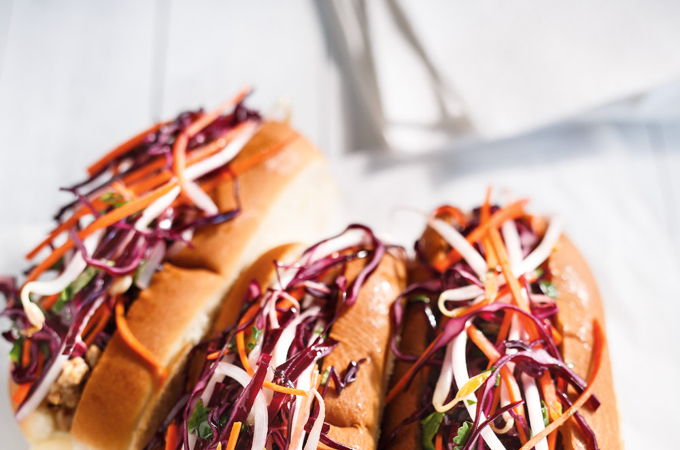 Guédilles chaudes au porc haché, salade de chou rouge