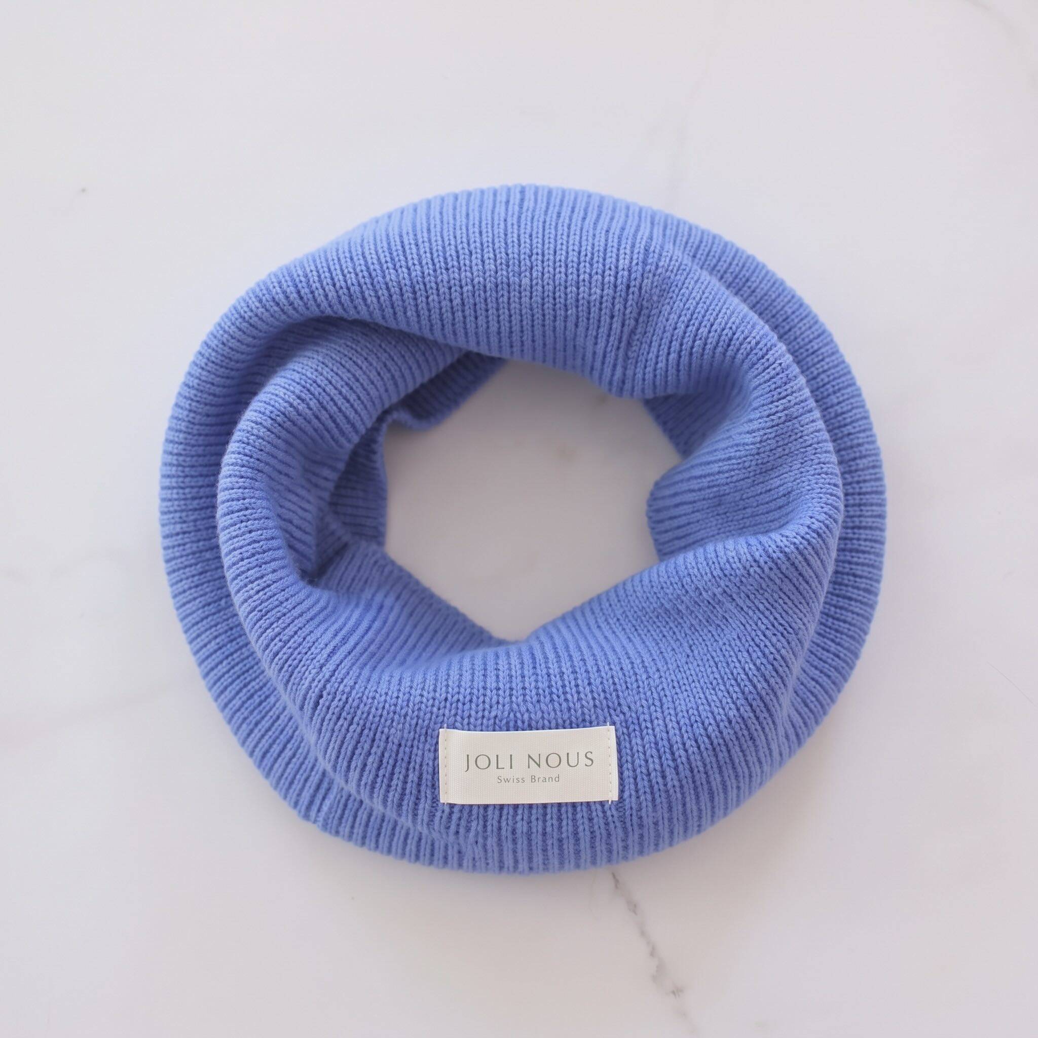 lange xl personnalisable broderie prénom bleu blanc ciel élégant de la marque suisse Joli Nous, un accessoire premium pour bébé, alliant design raffiné et qualité exceptionnelle