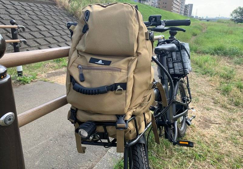 大型リュックを積んだ自転車