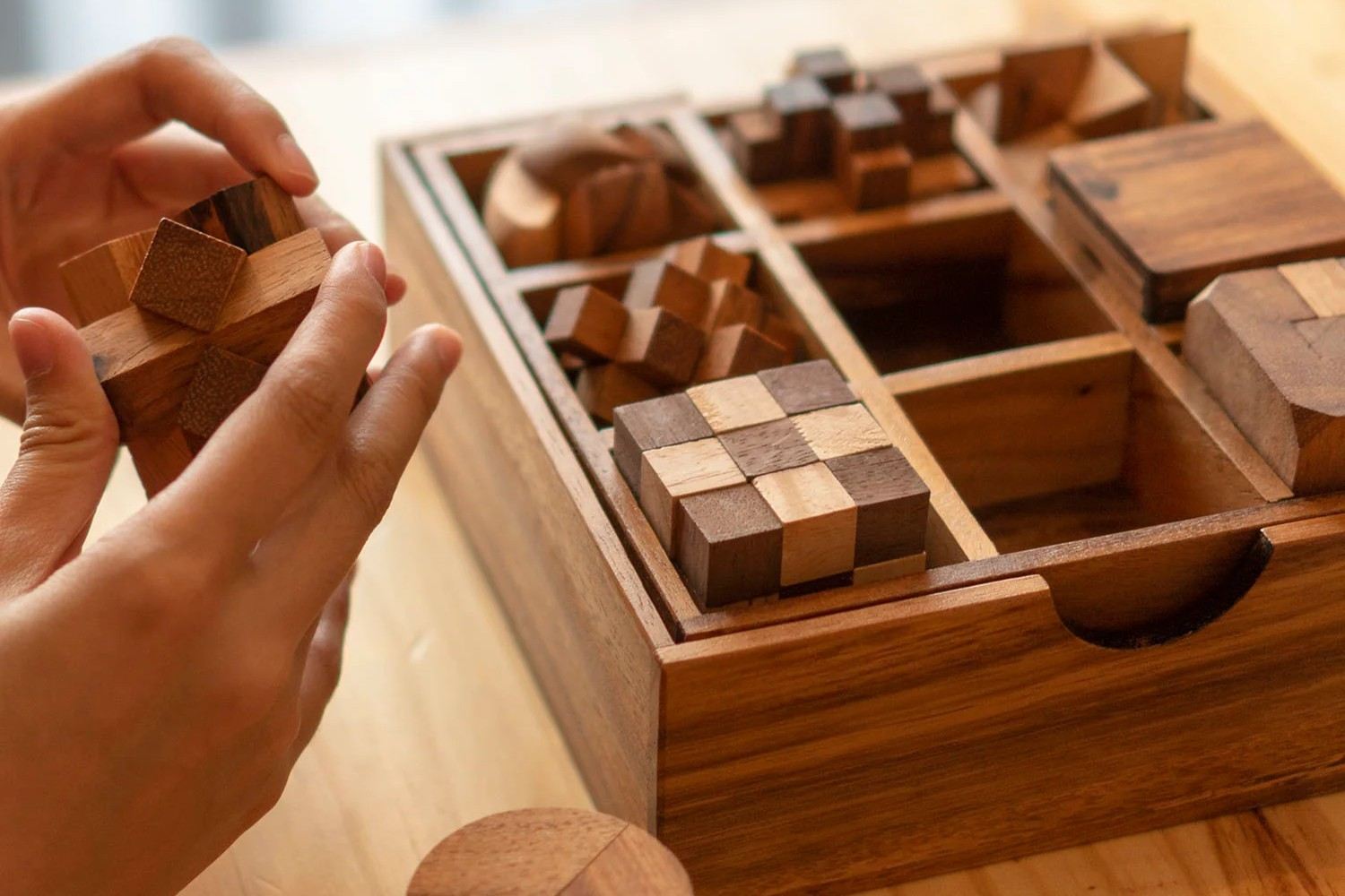 Wooden brain teaser puzzle gift box - 9 individual mechanical puzzle set in own box - Image 10